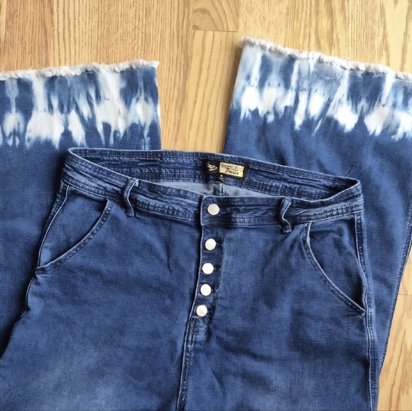 Suzanne Betro Denim - Suzanne Betro Indigo Flare Jeans with Tie-Dye Hem